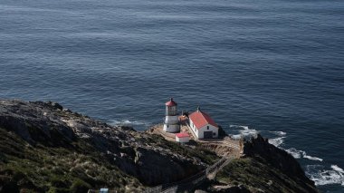 Okyanus kenarında bir deniz feneri.