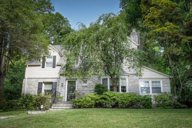 Amerika Birleşik Devletleri, Eastchester 'da açık bir günde güzel bir banliyö evi fotoğrafı.
