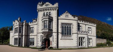 İrlanda 'nın Connemara milli parkındaki Galway bölgesindeki Kylemore Manastırı.