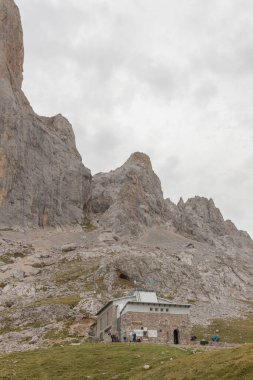 Naranjo de Bulnes, Asturias, İspanya 'daki kayalık dağların nefes kesici manzarası