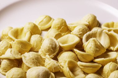 Beyaz bir tabakta Orecchiette makarnası.