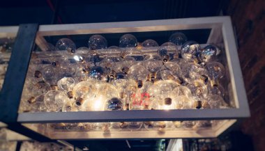 Kutudaki bir yığın ampulün yakın çekimi.