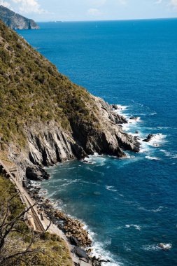 Vernazza, Cinque Terre, Italien 'deki kayalık adanın dikey çekimi