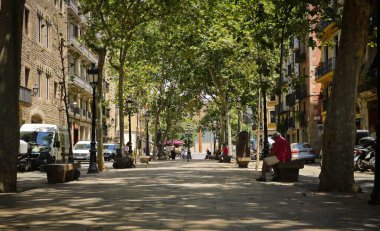 Barcelona, İspanya 'nın gotik bölgesinde güzel bir sokak görüntüsü.