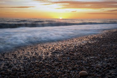 Danimarka 'daki Northsea sahilinde gün batımında dalgalar