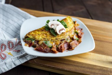 Mantarlı lezzetli bir omletin yüksek açılı yakın çekimi.