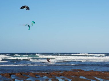 Telde, Gran Canaria, Kanarya Adaları 'nda deniz üzerinde uçurtma manzarası.