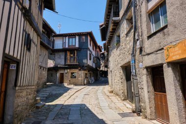 Güneşli bir günde İspanya 'nın küçük bir kasabası olan La Alberca' nın dar kaldırımlı caddeleri