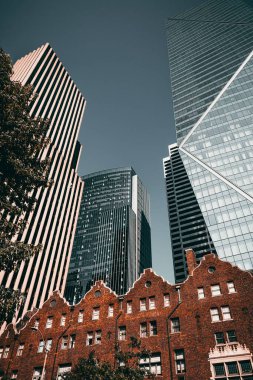 Eski bir binanın aksine Seattle şehir merkezindeki modern binaların düşük açılı görüntüsü.