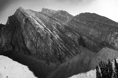 Güneşli bir günde Kanada Alberta 'da Chester Dağı' nın gri pulu.