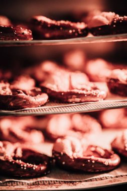 Hamur işi, kurabiye, kruvasan, baget ve ekmek yapılıyor.