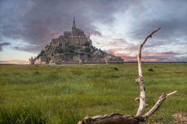 Gün batımında Fransa 'daki Mont Saint Michel adasının hava manzarası