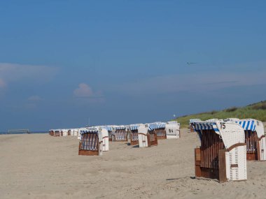 Güneşli bir günde kumlu plajlarıyla Alman kuzey denizindeki Spiekeroog adası.