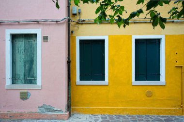 Burano İtalya 'daki eski renkli binaların bazı pencereleri.