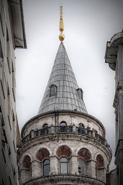 Galata kulesinin dikey görüntüsü bölgenin ufuk çizgisine hakim.