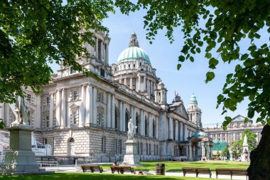 Kuzey İrlanda Belfast 'taki belediye binasının güzel bir manzarası.