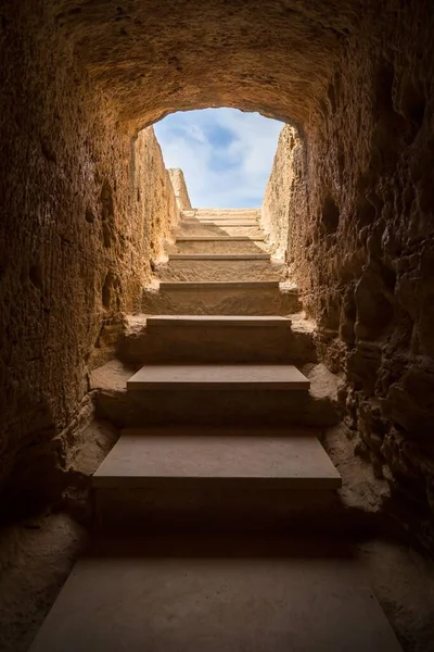 Eine Vertikale Aufnahme Der Treppe Des Königsgrabes Zypern — Stockfoto