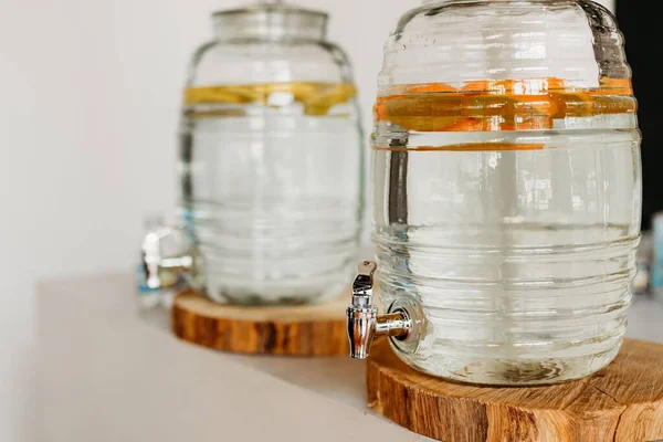 Guci Kaca Penuh Dengan Air Dengan Irisan Jeruk Dalamnya Disiapkan — Stok Foto