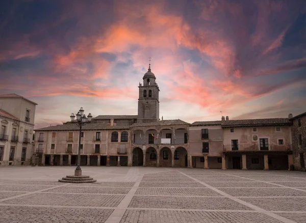 中世纪麦地那塞利镇的主广场和西班牙索里亚的联合教堂的日落 — 图库照片