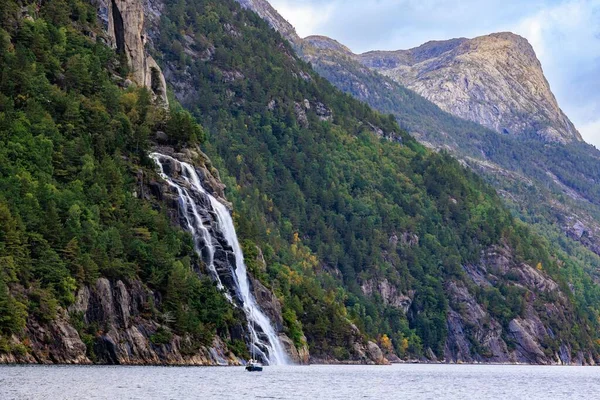 Naturskön Bild Ett Vattenfall Från Ett Berg Havet Med Bergskedja — Stockfoto