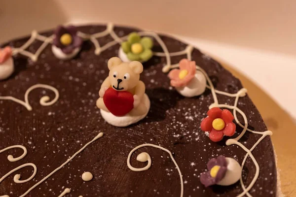 在一个背景模糊的盘子里装饰着花的巧克力蛋糕的特写镜头 — 图库照片