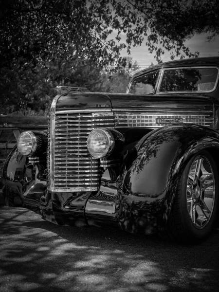 一辆闪亮的黑色雪佛兰商务跑车在华盛顿伍德林维尔的经典车展上 在树下 灰色的比例 — 图库照片