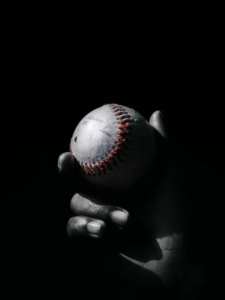 Uma Mão Segurando Uma Bola Beisebol Escuridão — Fotografia de Stock
