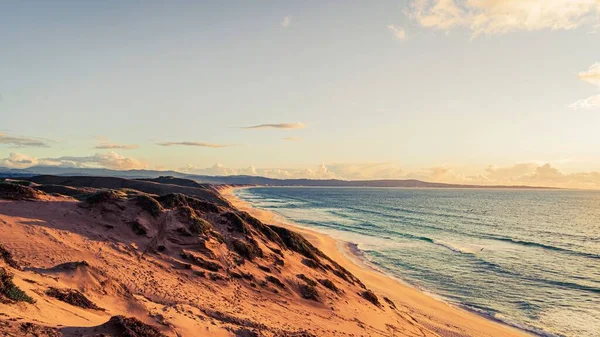 Una Vista Panorámica Una Playa Arena Contra Mar Tranquilo Atardecer — Foto de Stock