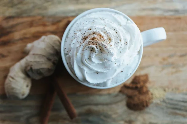 Ahşap Arka Planda Bir Fincan Sıcak Çikolatanın Yakın Çekimi — Stok fotoğraf