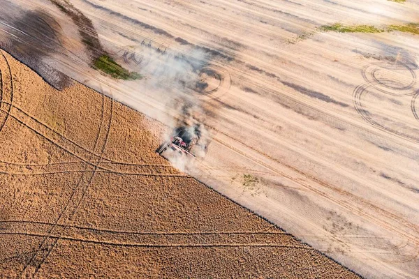 关于收割者在田里干活和收割小麦的头像 — 图库照片