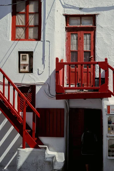 Вертикальный Снимок Современного Белого Здания Красной Лестницей Миконосе Греция — стоковое фото