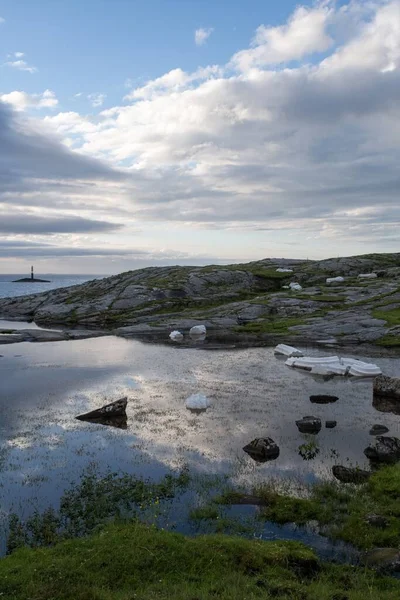 ノルウェーの大西洋道路ルート上のコロンナTransatlanticaの美しい景色の垂直 — ストック写真