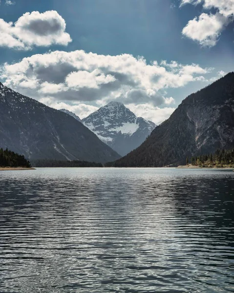Une Vue Panoramique Lac Paisible Sur Fond Une Chaîne Montagnes — Photo