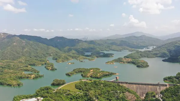 緑の山々に囲まれたダムの空中風景 — ストック写真