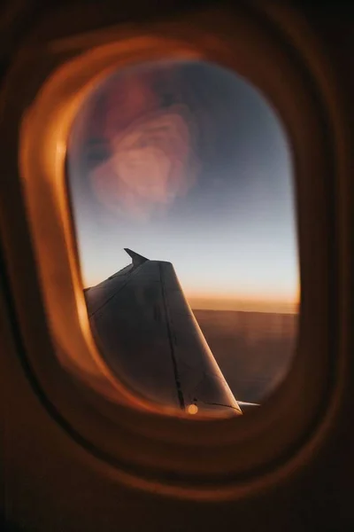 Metal Kanadı Sıcak Gün Batımını Gören Bir Uçak Penceresinin Dikey — Stok fotoğraf