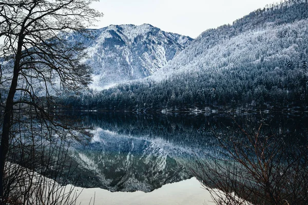 Frumusețea Munților Stâncoși Acoperiți Zăpadă Reflectată Suprafața Apei Dulci — Fotografie, imagine de stoc