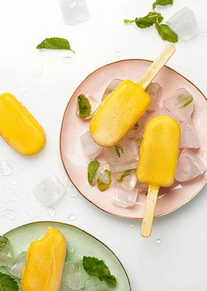 Una Toma Vertical Helado Mango Sobre Platos Color Pastel Con — Foto de Stock