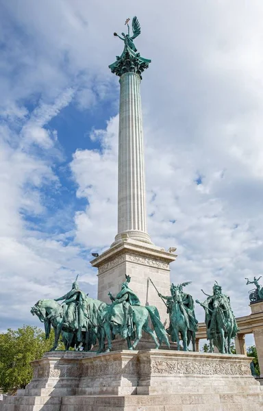 匈牙利布达佩斯英雄广场千年纪念碑的垂直照片 背景是多云的天空 — 图库照片