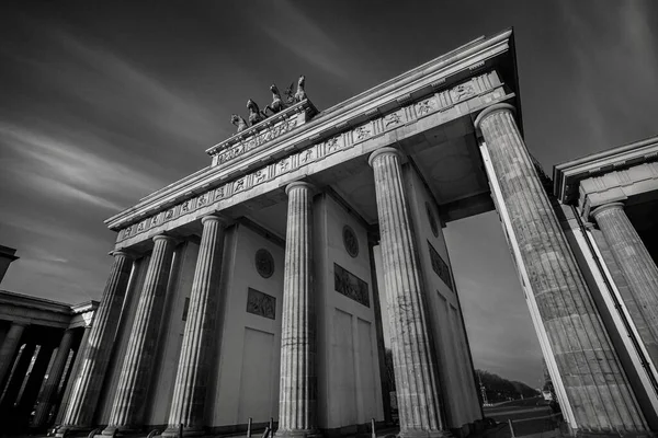 Uma Vista Baixo Ângulo Portão Brandemburgo Berlim — Fotografia de Stock