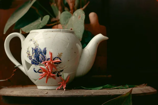 Zbliżenie Ujęcie Złamany Porcelanowy Czajnik Herbaty Ozdobiony Kwiatami — Zdjęcie stockowe