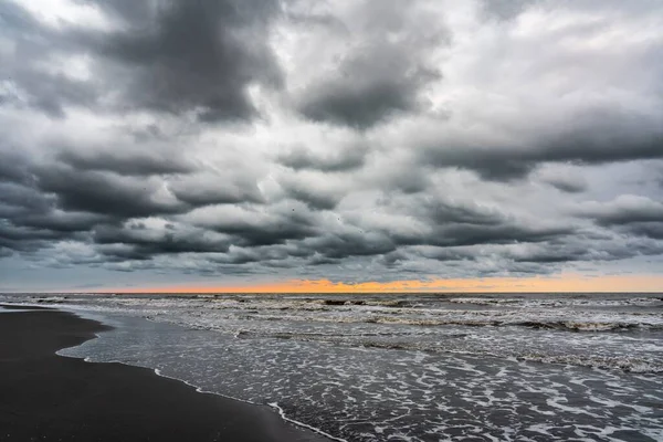 Eine Schöne Aufnahme Einer Küste Mit Wellen Unter Einem Dramatischen — Stockfoto