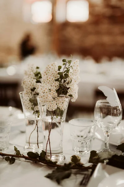 Vertical Shot Table Decorated White Flowers Glass — Stock Photo, Image