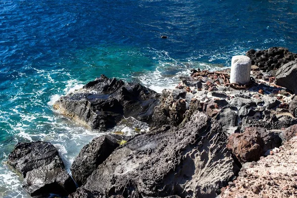 Magas Szög Sziklák Strandon Borított Kiütő Kék Hullámok Santorini Island — Stock Fotó