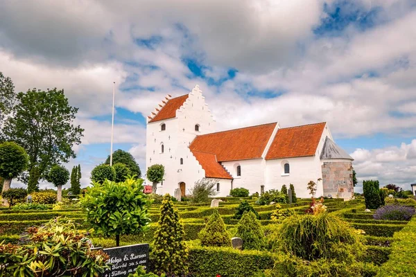 Vacker Bild Falling Kirke Omgiven Grön Kyrkogård Jelling Danmark — Stockfoto