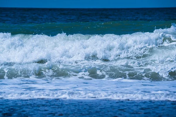 晴れた日には青い海の波の美しい景色 — ストック写真