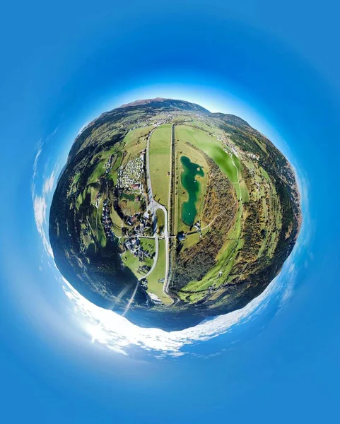 郁郁葱葱的绿村与蓝天的垂直360度景观 — 图库照片