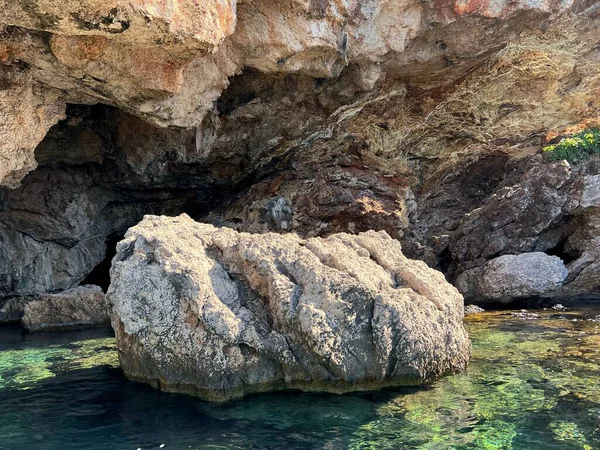 Una Vista Panorámica Una Roca Junto Una Cueva Marina Que — Foto de Stock