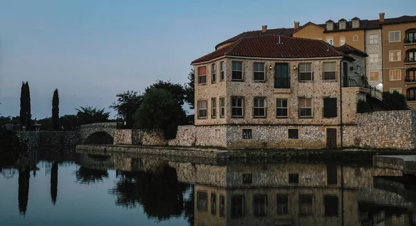 Mckinney Deki Adriatica Köyündeki Güzel Bir Binanın Yakın Görüntüsü — Stok fotoğraf
