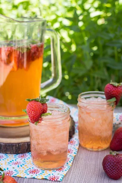 Eine Vertikale Nahaufnahme Der Zwei Gläser Erdbeer Limonade Mit Eis — Stockfoto