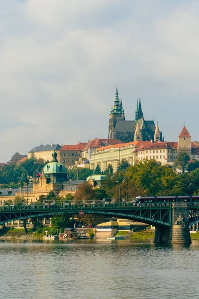 Prag Kalesi Nin Çek Köprüsünün Arka Planındaki Dikey Görüntüsü — Stok fotoğraf